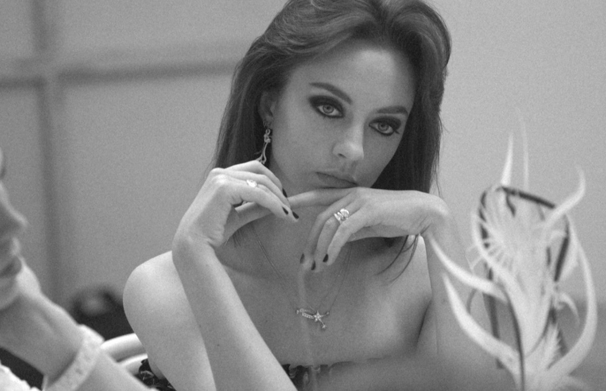 Арина Шевцова в купальнике