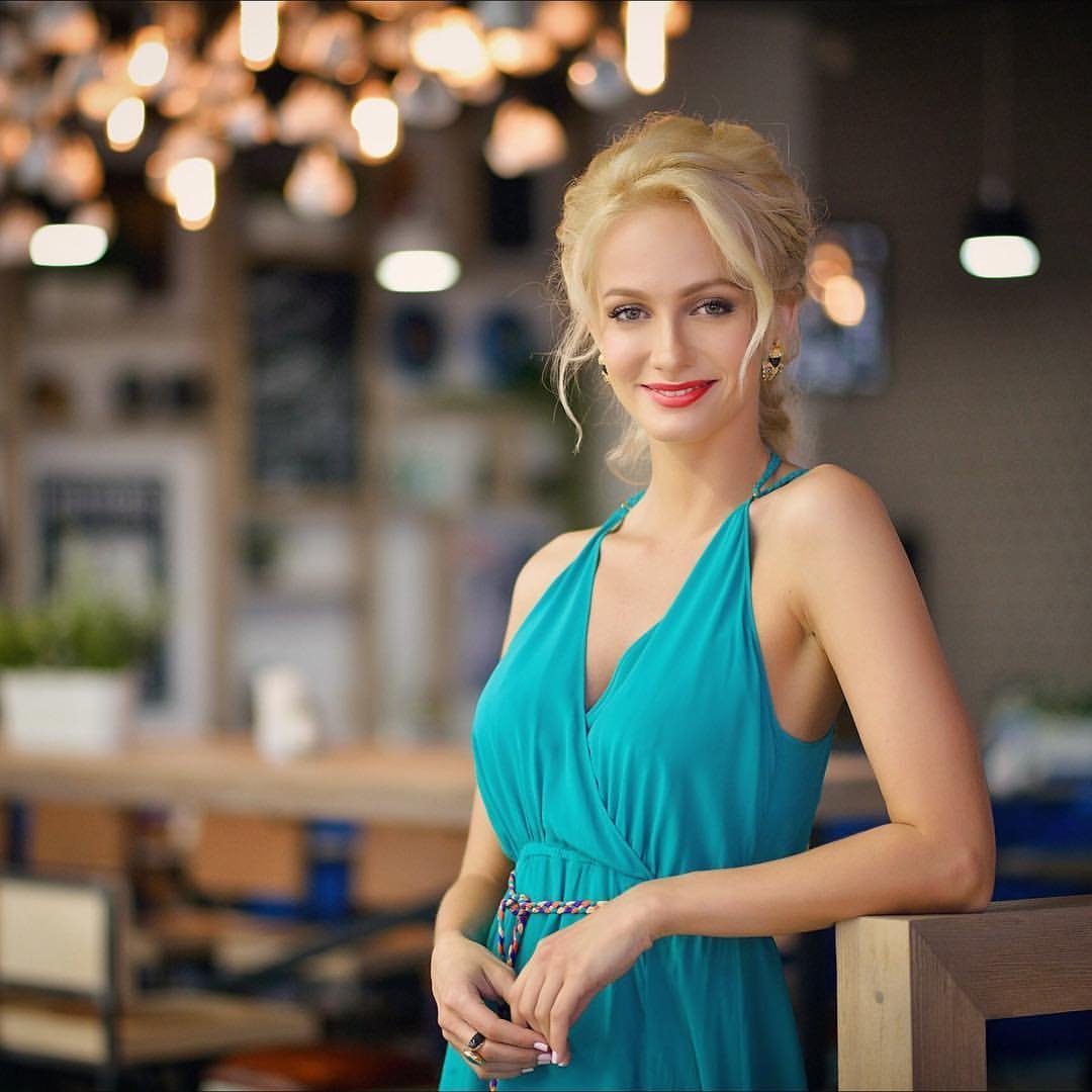 Полина Максимова лысая