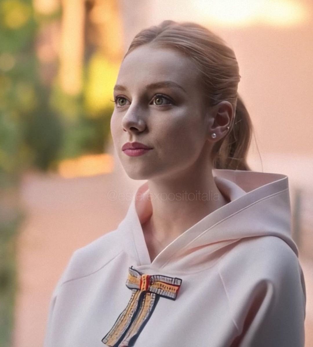 Сериал Визави Эстер Экспозито