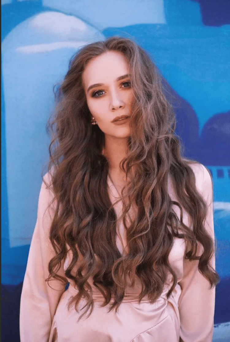 Елена Захарова босиком