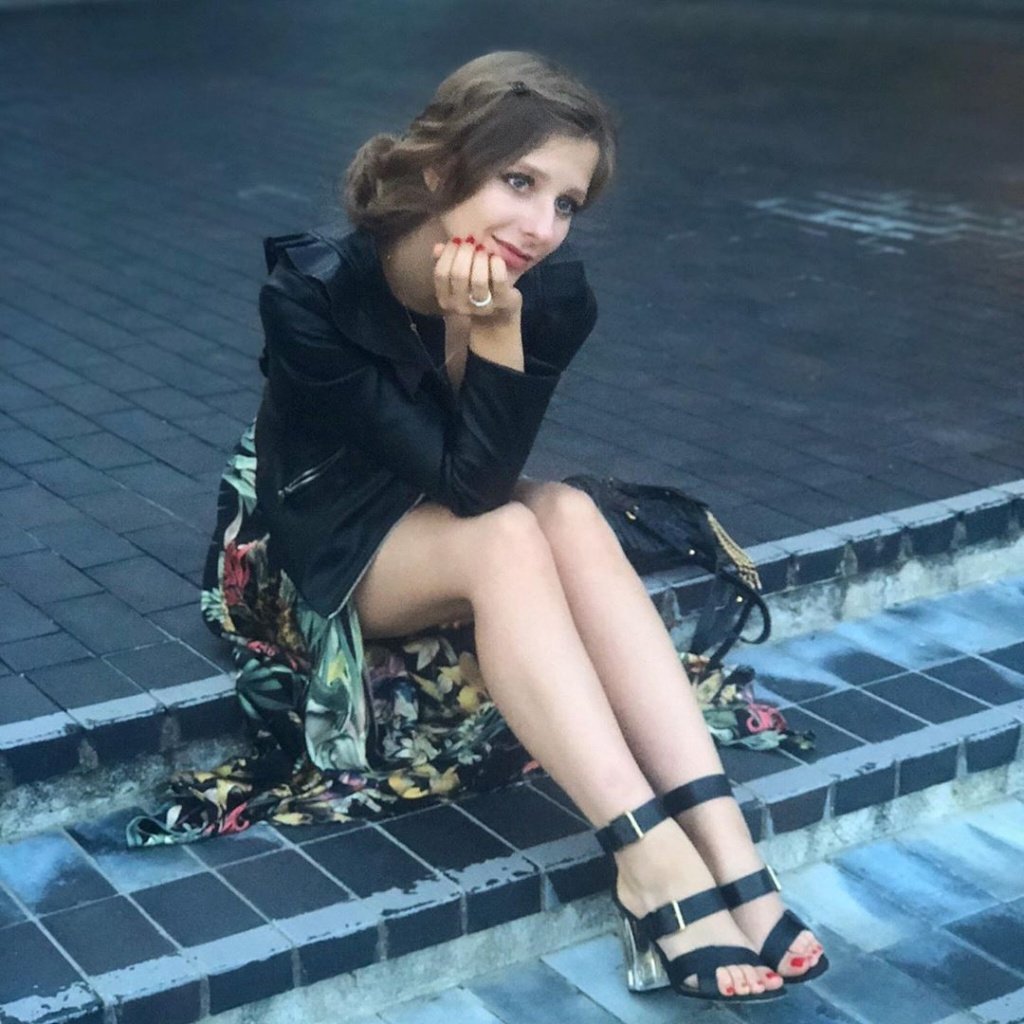 Елизавета Арзамасова ноги