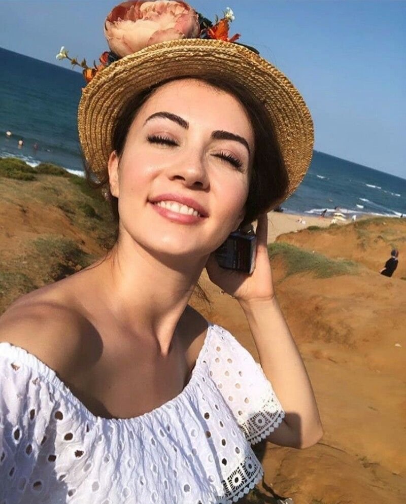 Актриса Бурджу Озберк