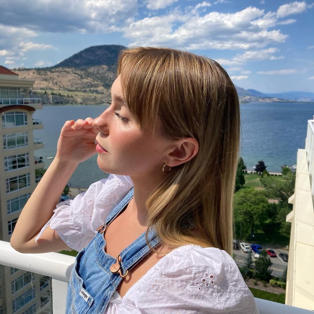 Александра Бортич в платье
