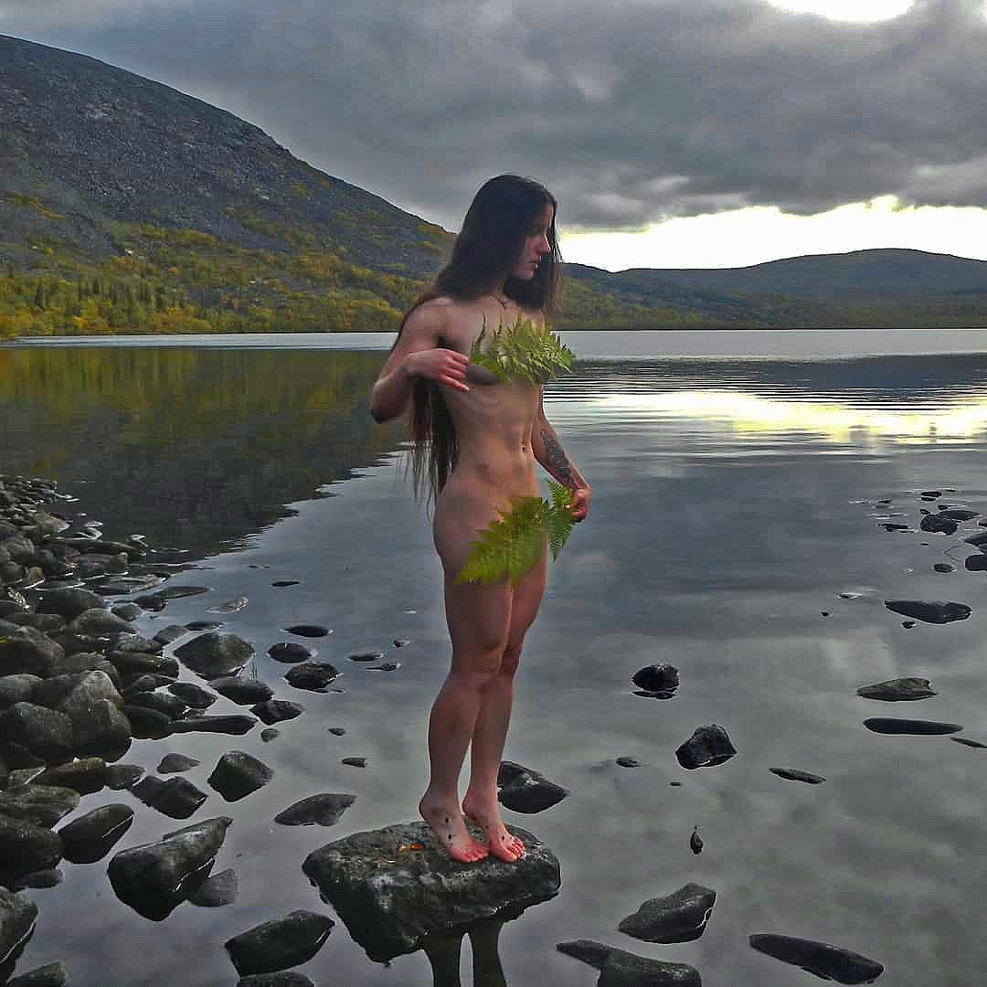 Василиса Малетина в купальнике