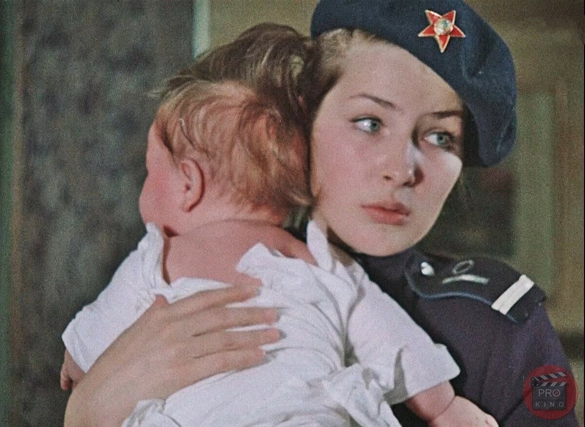 Александра ребенок в сериале школа