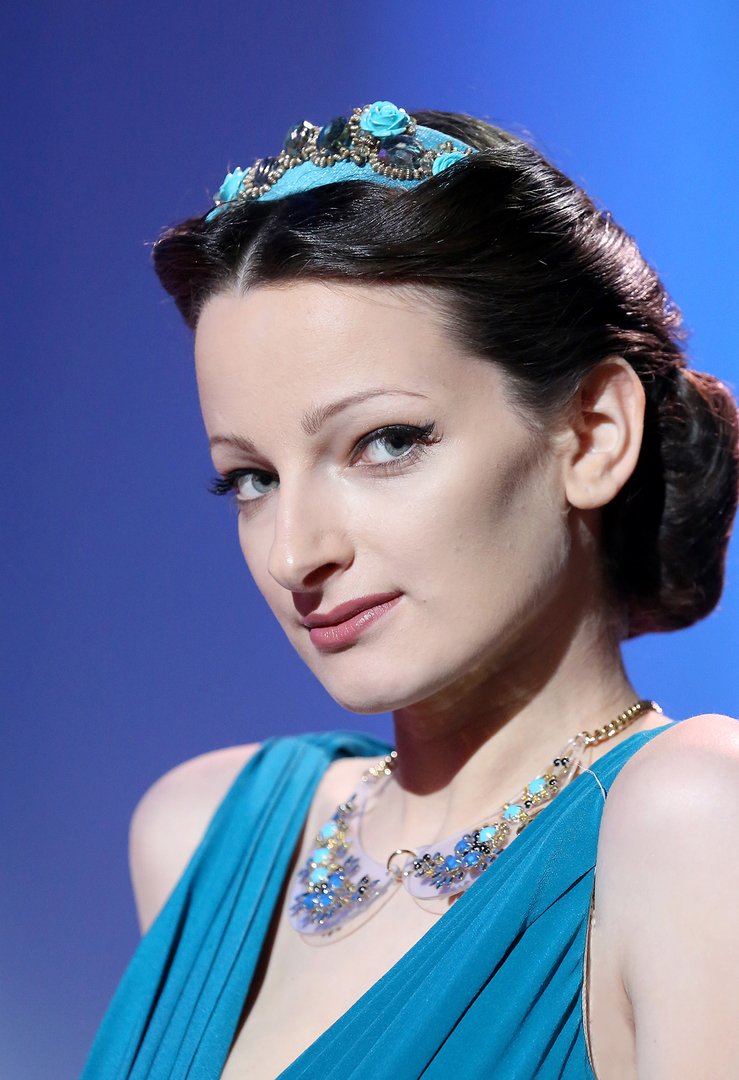 Александра ребенок в сериале школа
