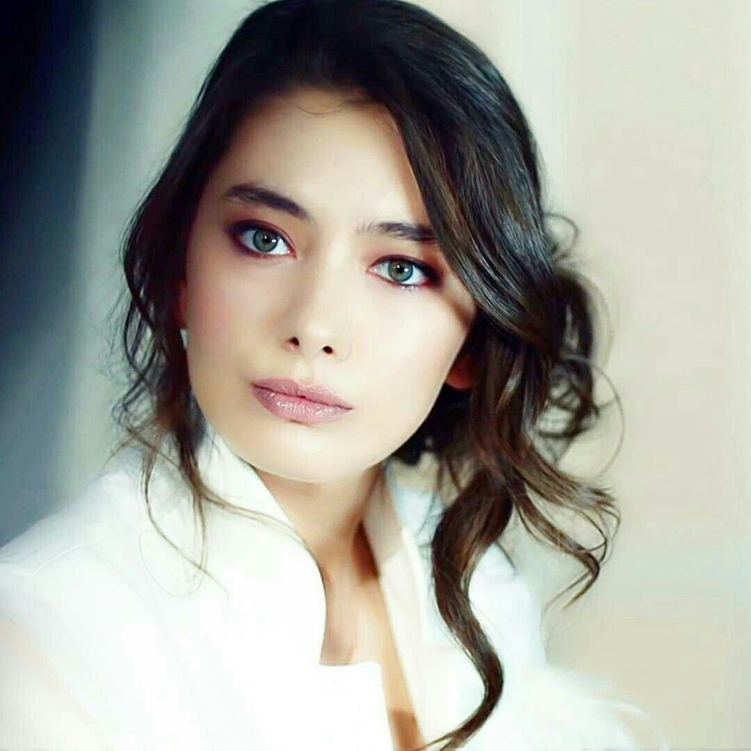 Neslihan Камол