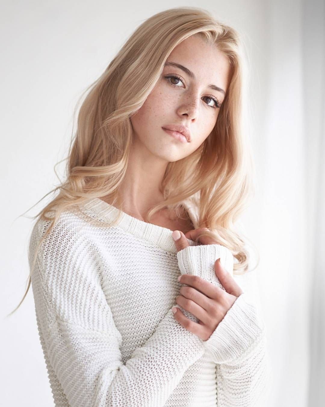 Алина Левис грудь