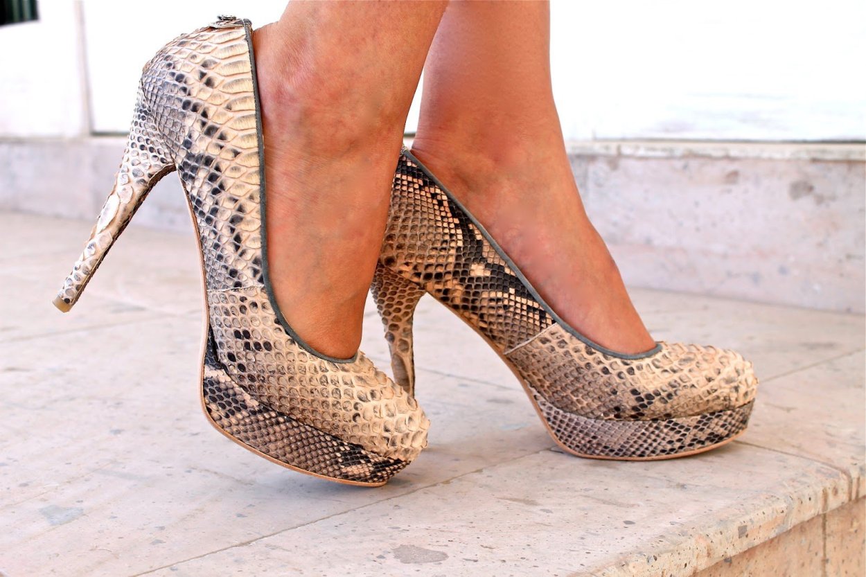 Туфли на каблуке с эффектом змеиной кожи