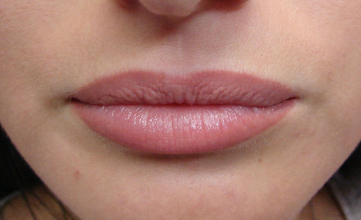 Татуаж губ натуральный цвет с растушевкой