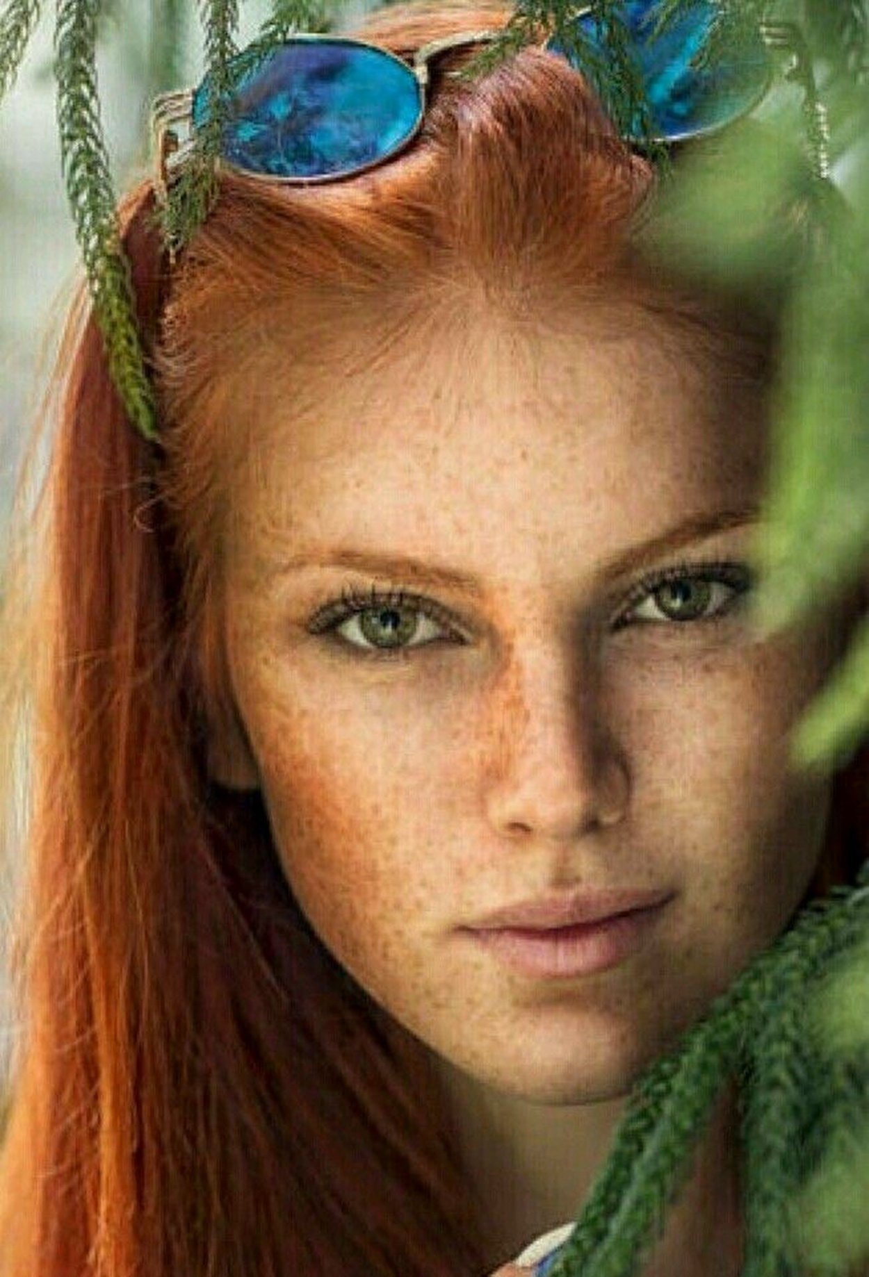 Рыжая девушка с зелеными глазами и веснушками