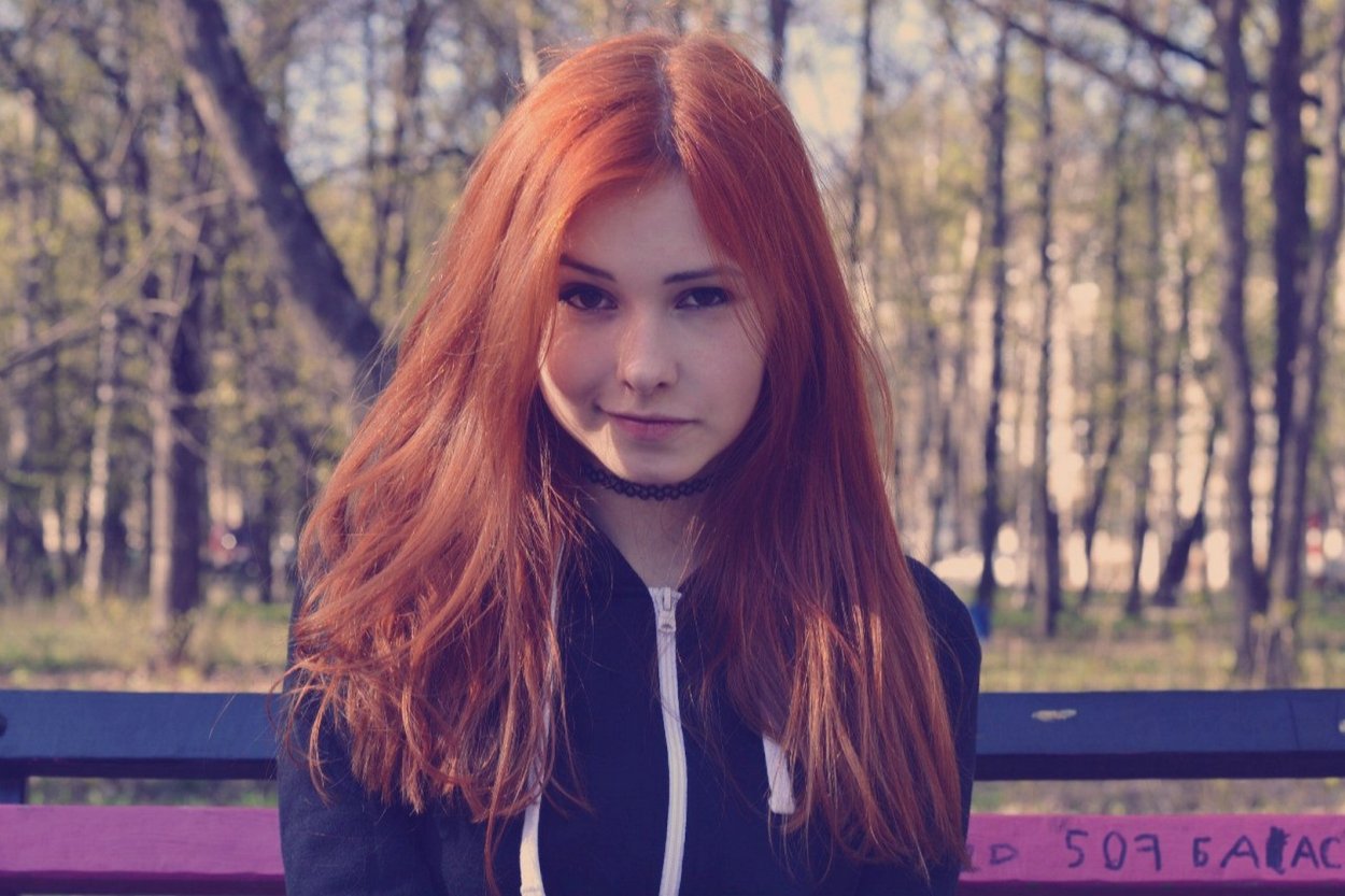 Красивая девушка с рыжими волосами 18 лет