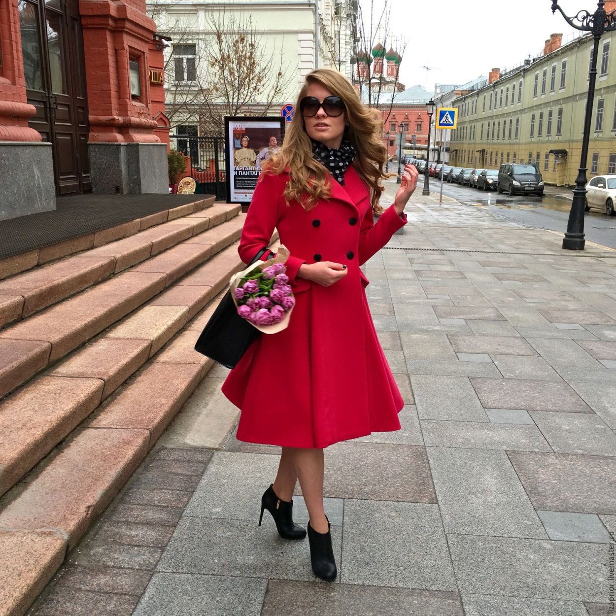 Платье приталенное с расклешенной юбкой