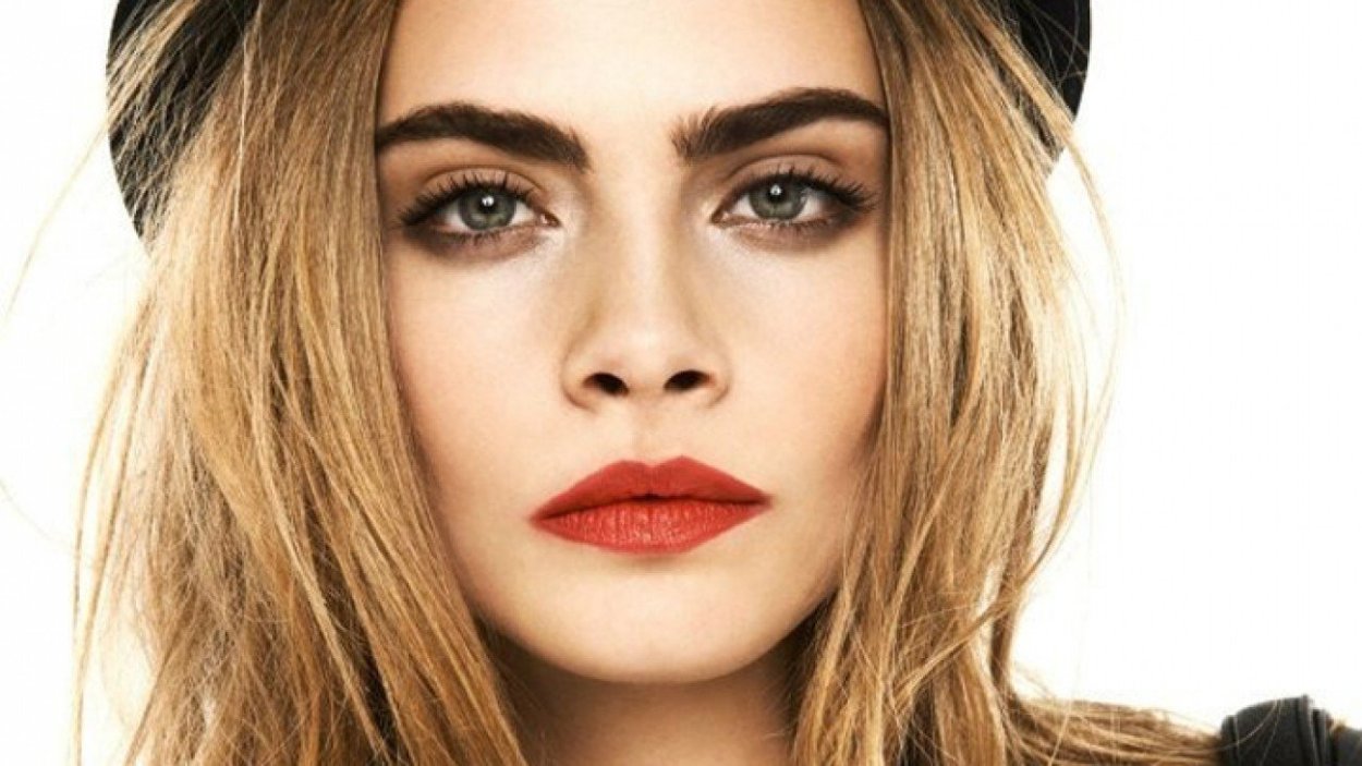 Cara Delevingne брови