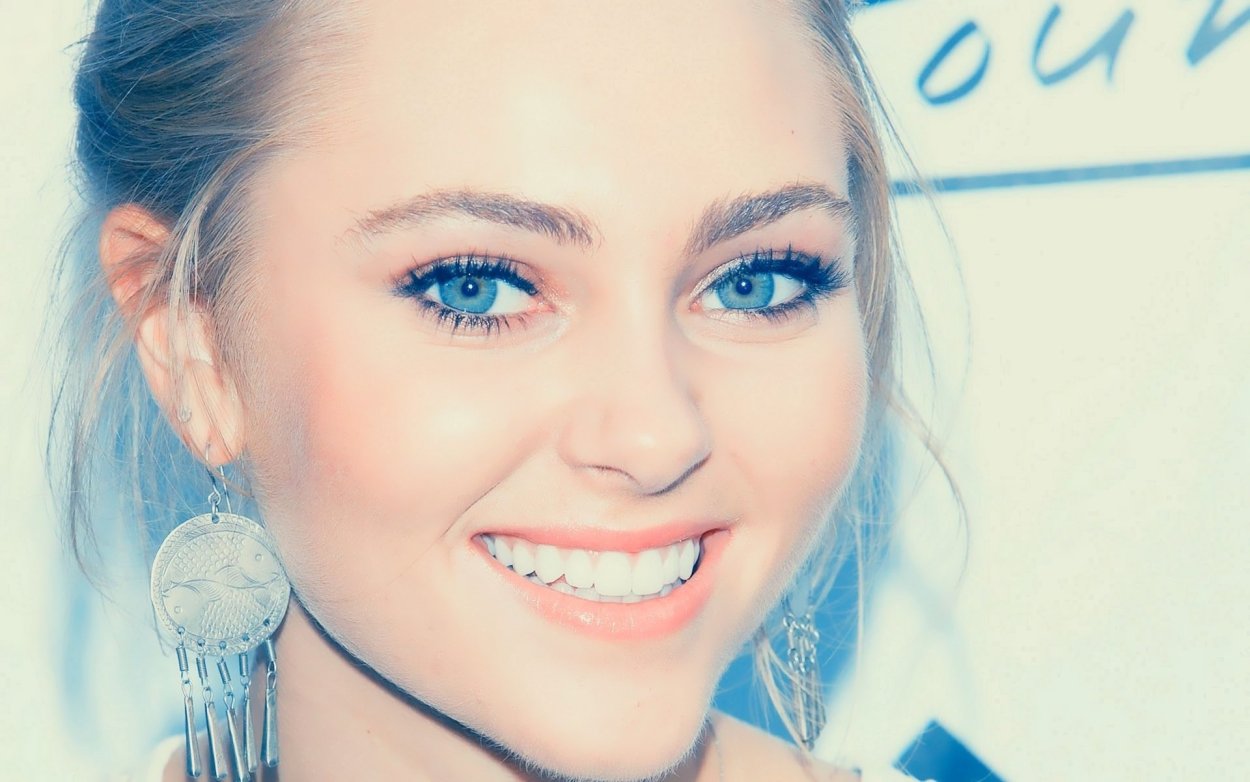ANNASOPHIA Robb лицо