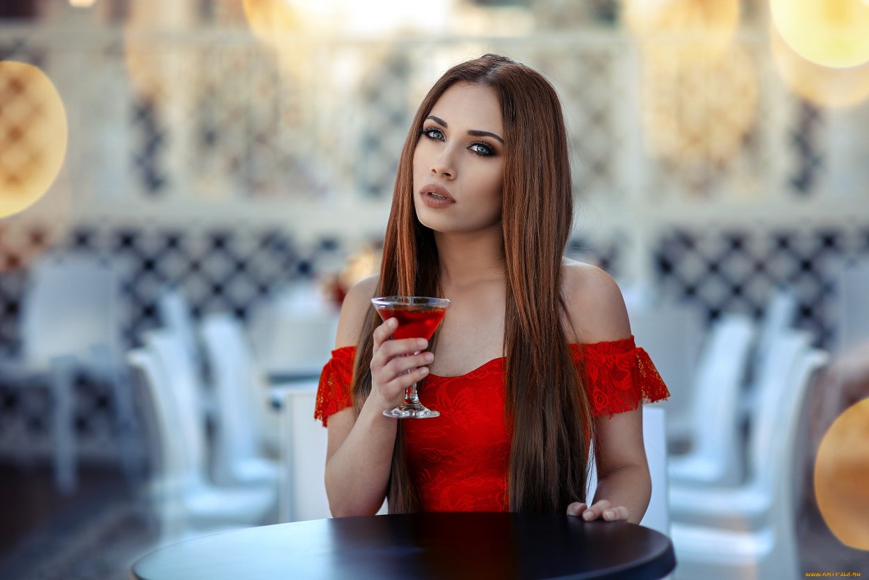 Девушка и мужчина в ресторане