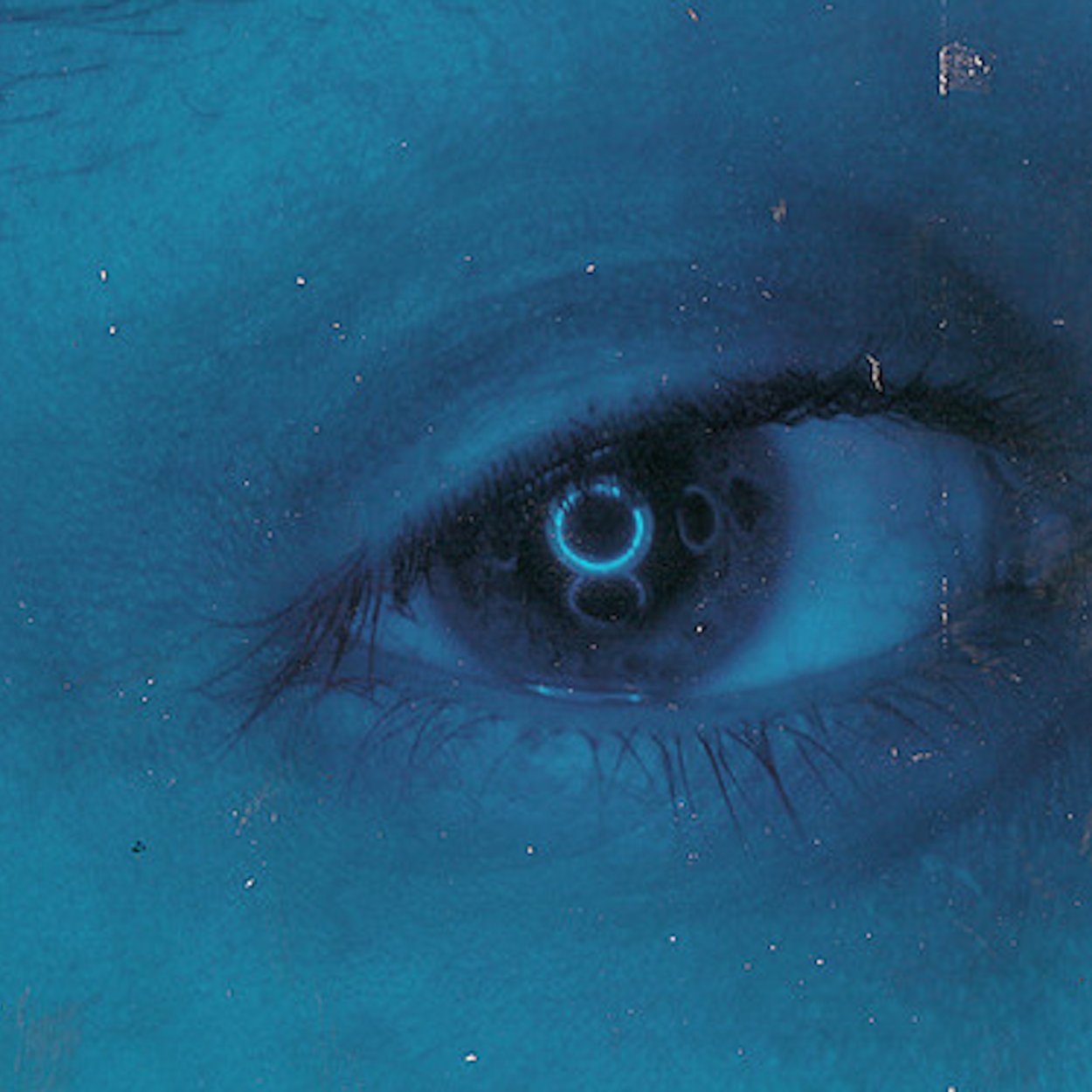 Глаз на синем фоне