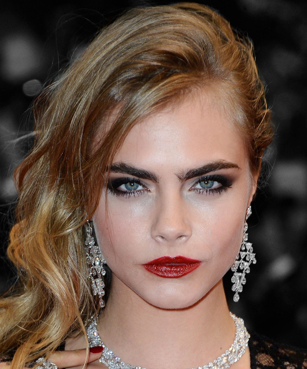 Cara Delevingne брови