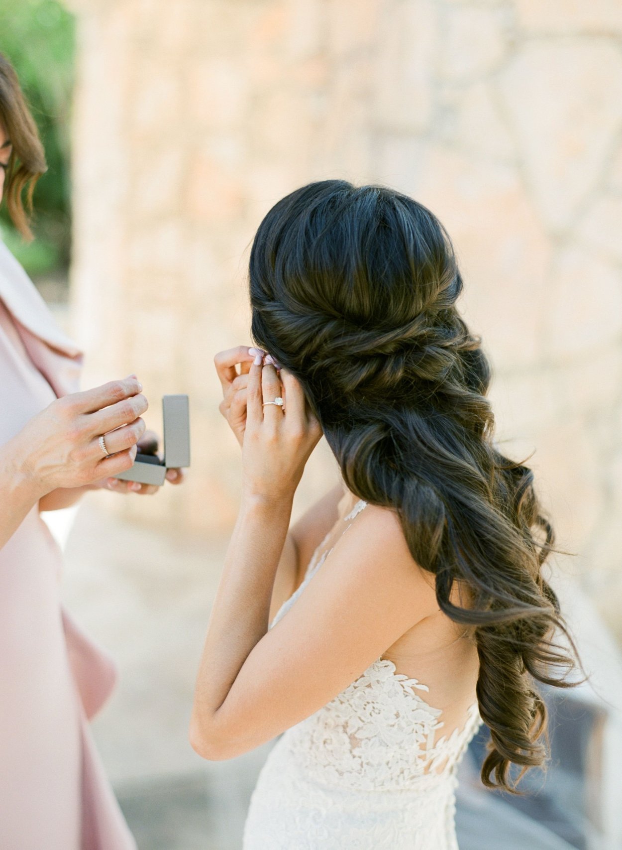 Как идти на свадьбу распущенными волосами или заколкой