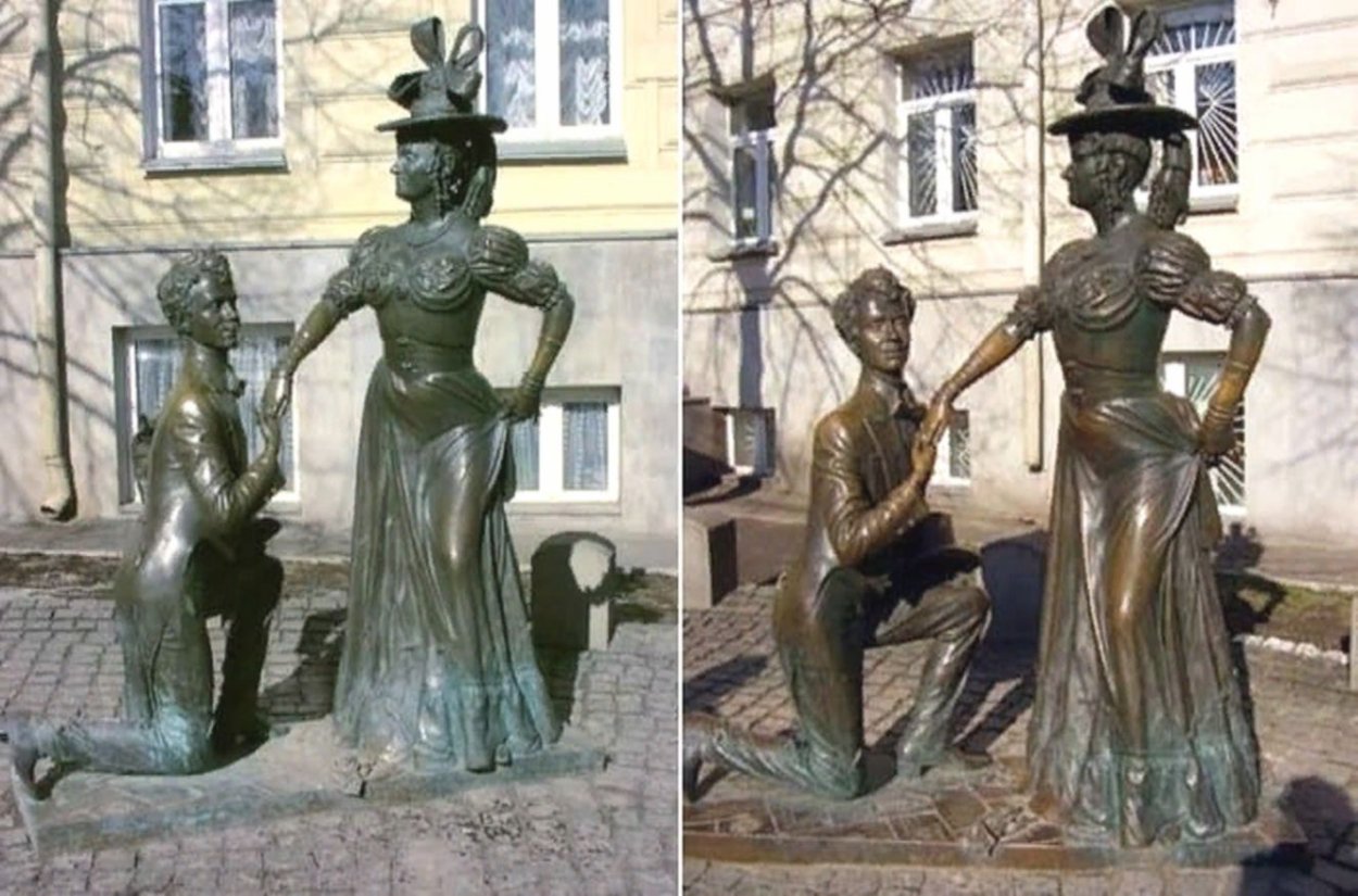Проня Прокоповна у памятника