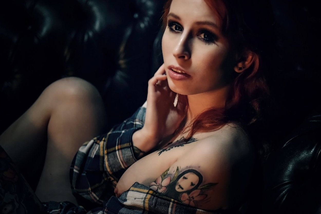 Селена Гомес лежит на пляже