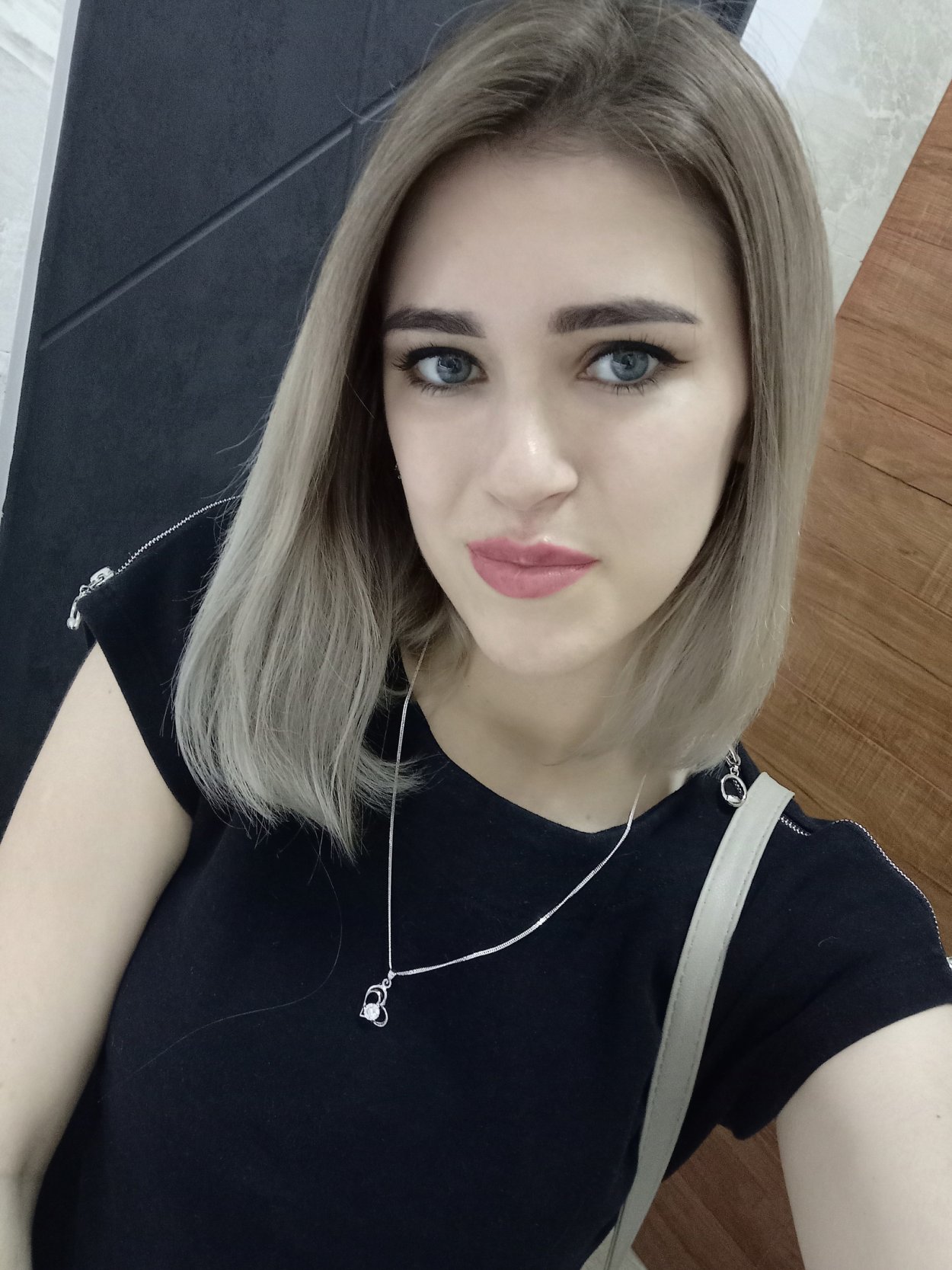 Алана Мамаева в лифте