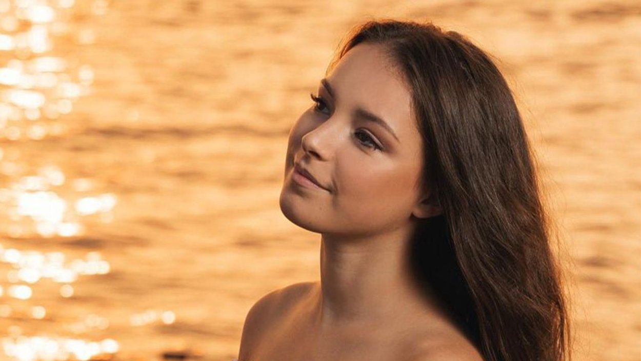 Анна Щербакова с распущенными волосами