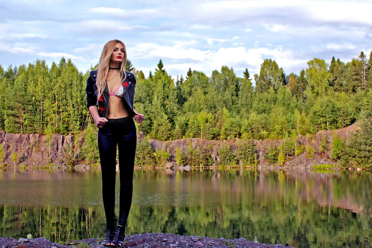 Maria Domark в коротком платье