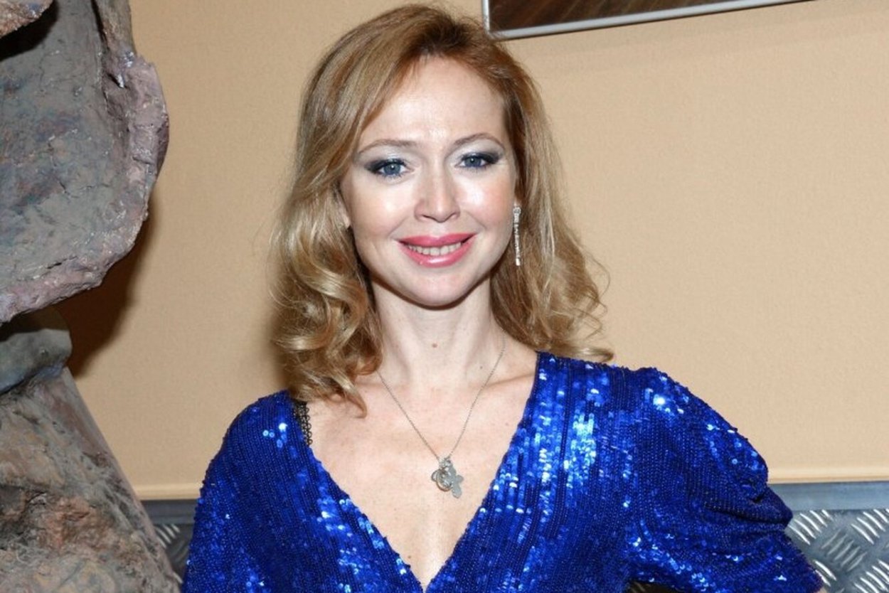 Елена Захарова оголила