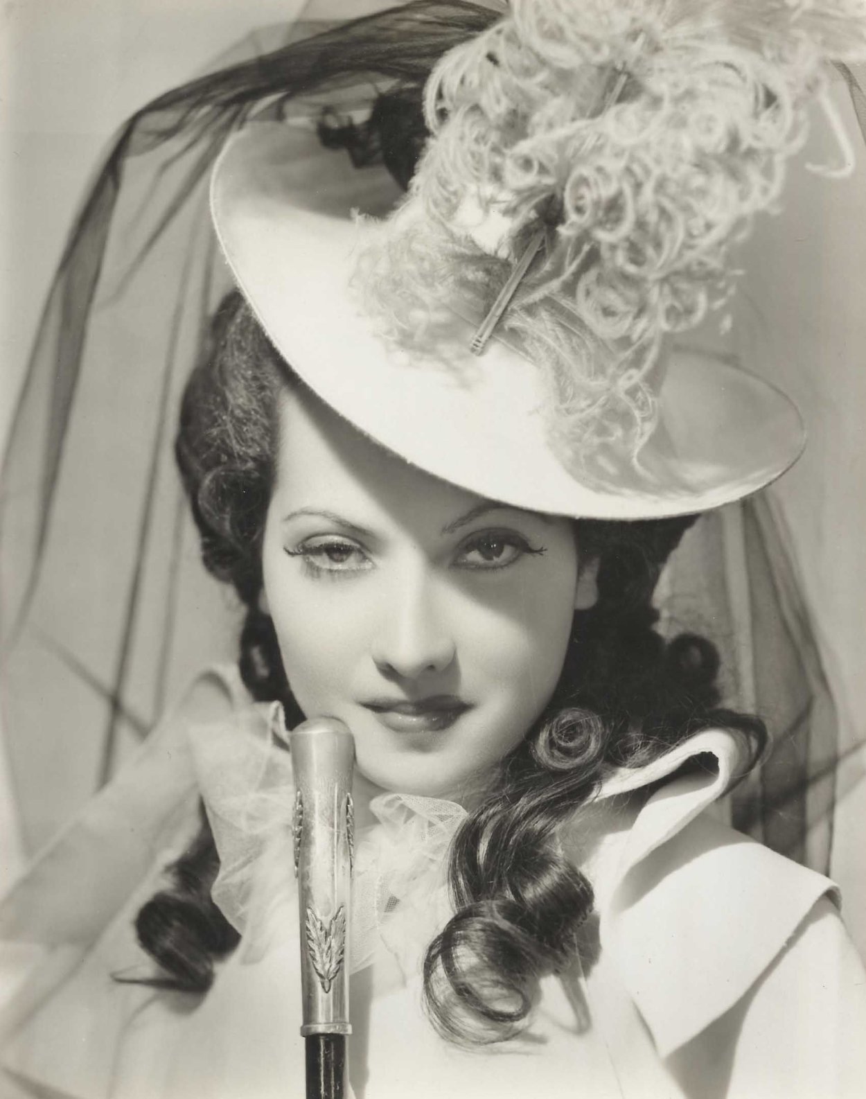 Actress elan Oberon