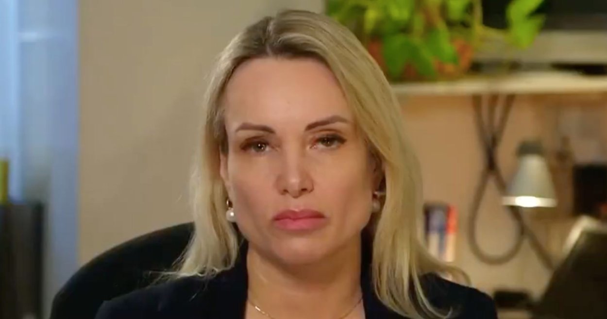 Овсянникова с плакатом у Кремля