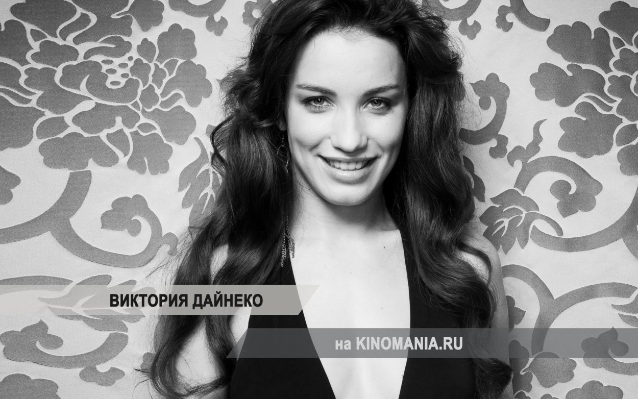 Виктория Джастис в Красном платье