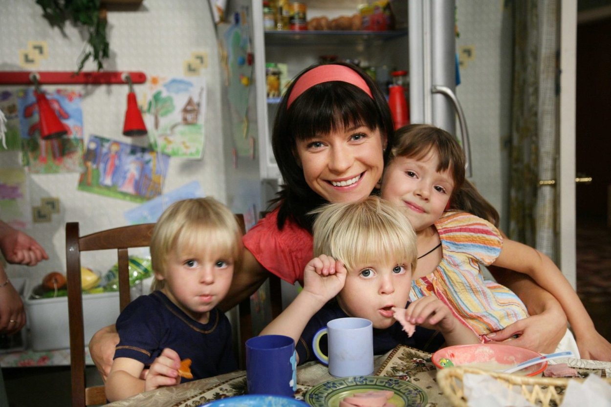 Александра ребенок в сериале школа