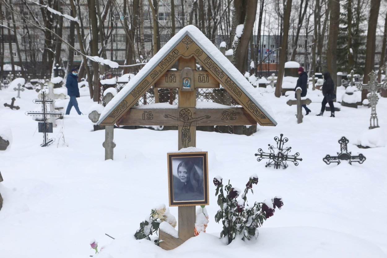 Памятник Людмиле Сенчиной на Смоленском кладбище