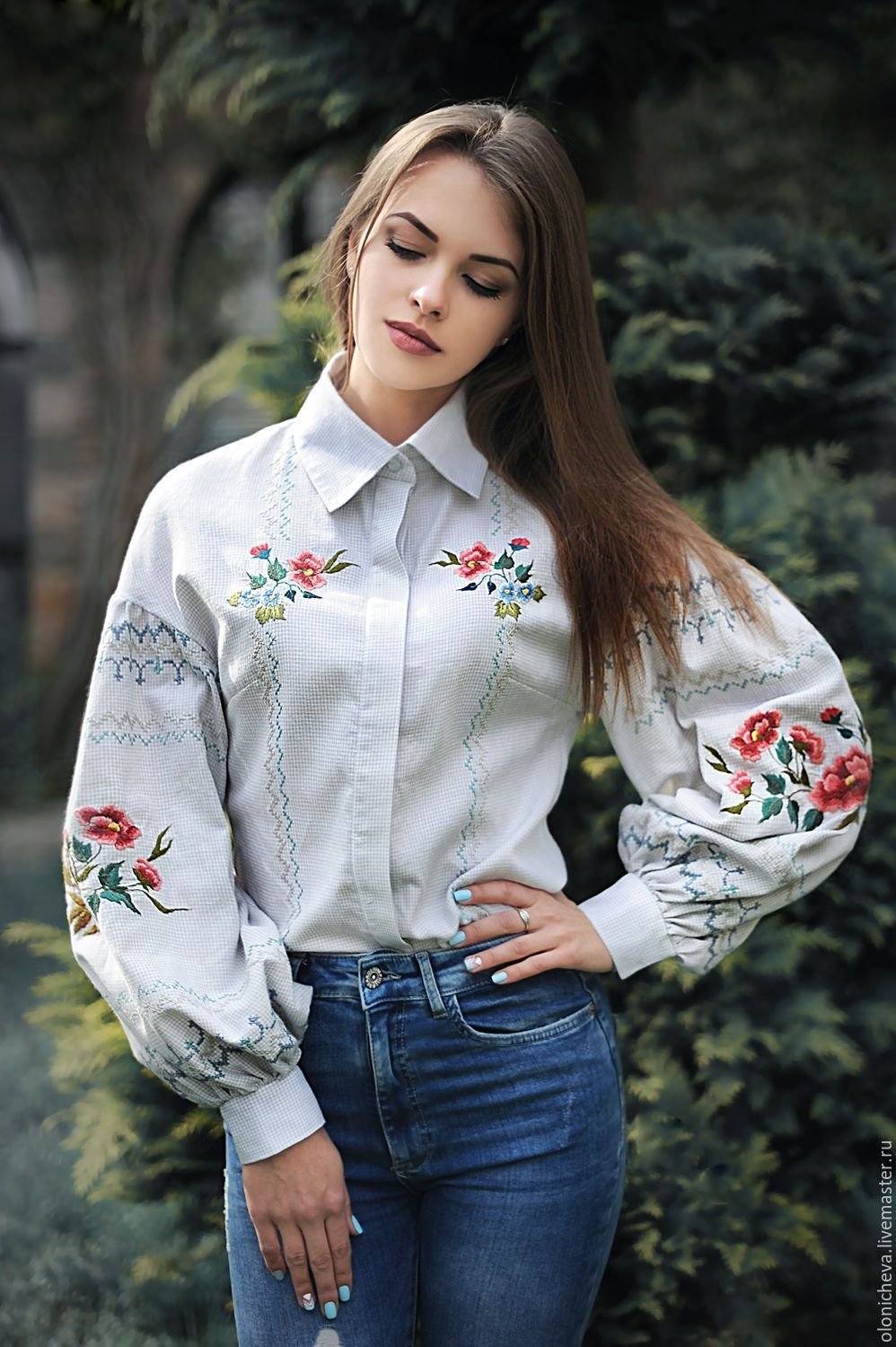 Вышивка на рубашке женской