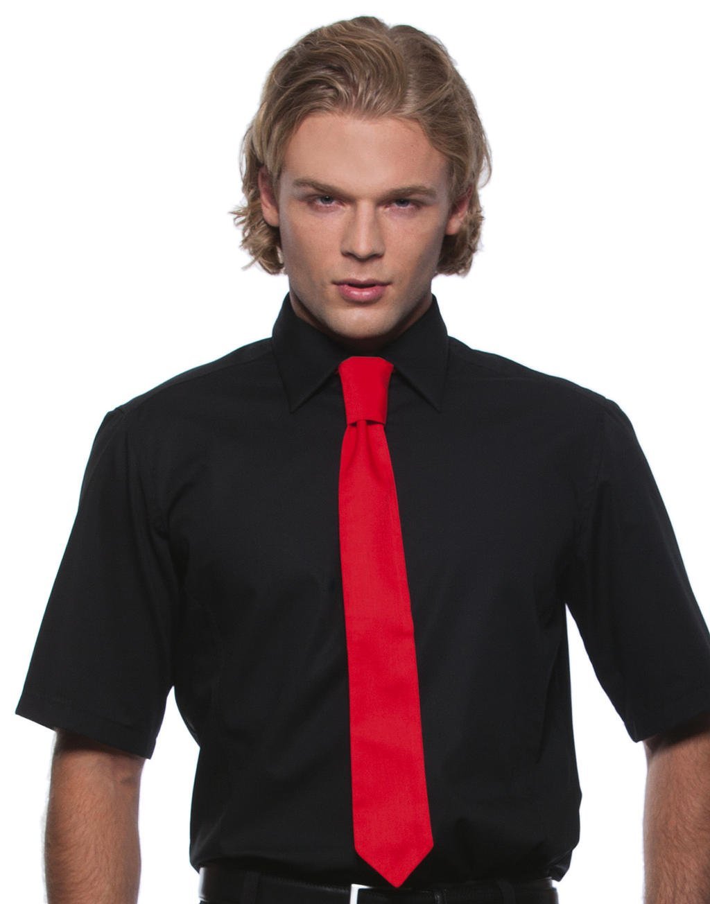 Черный костюм с черной рубашкой и красным галстуком