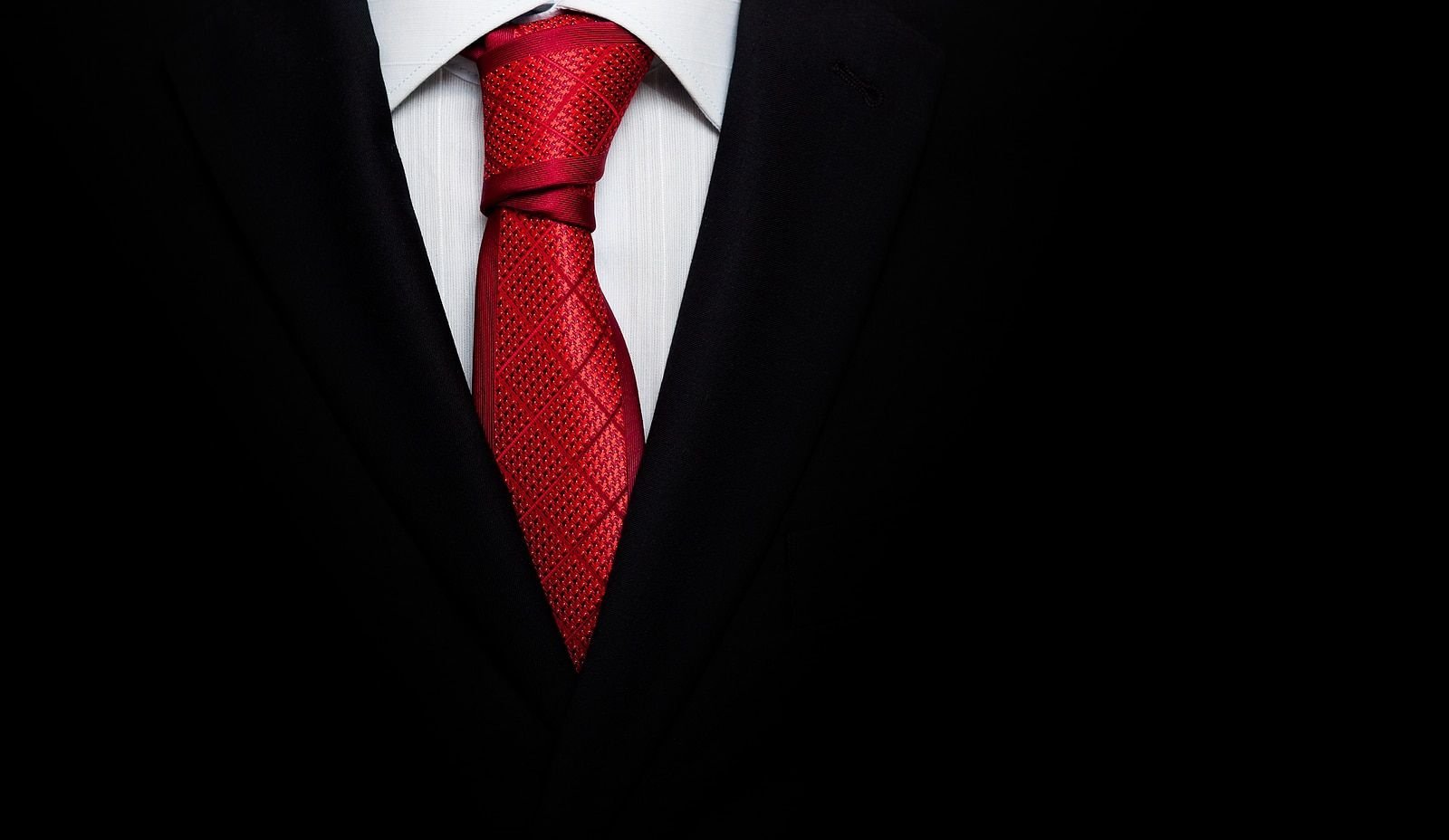 Черный костюм с красным галстуком
