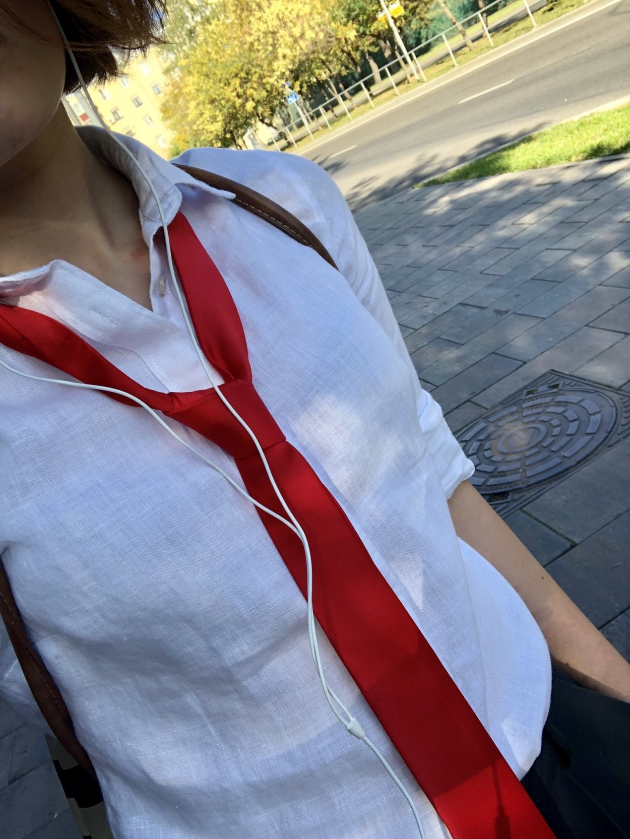 Пиджак с красным галстуком