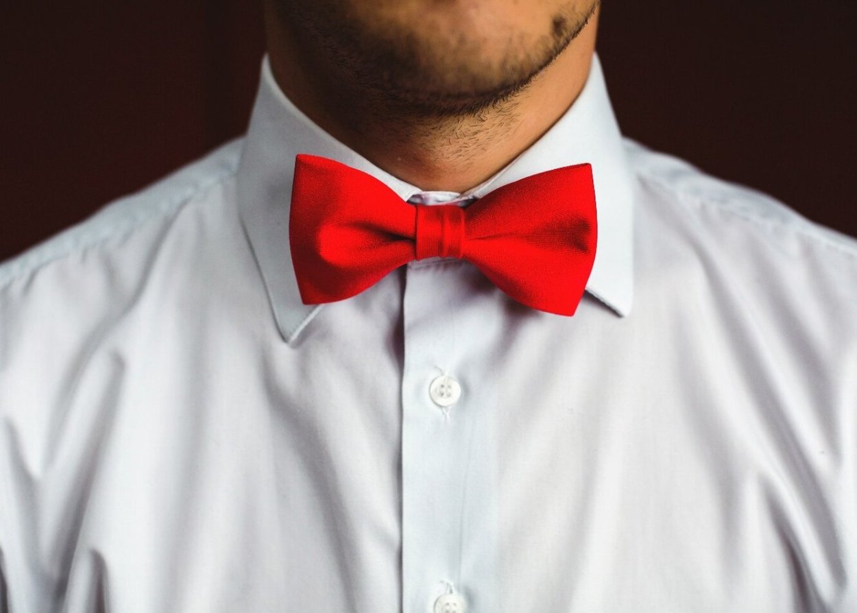 Черная рубашка с красным галстуком