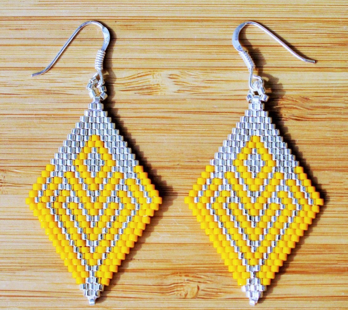 Серьги кубики из бисера