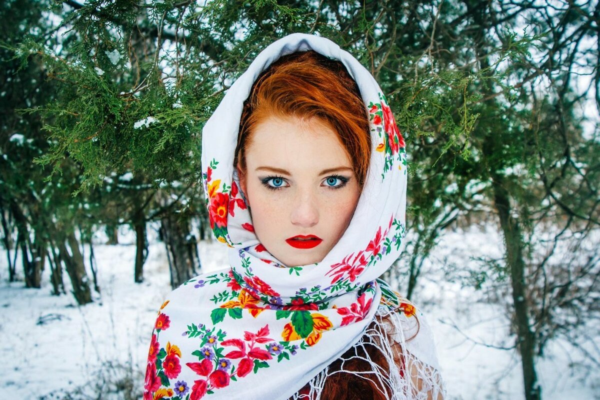 Красивая девушка в платке