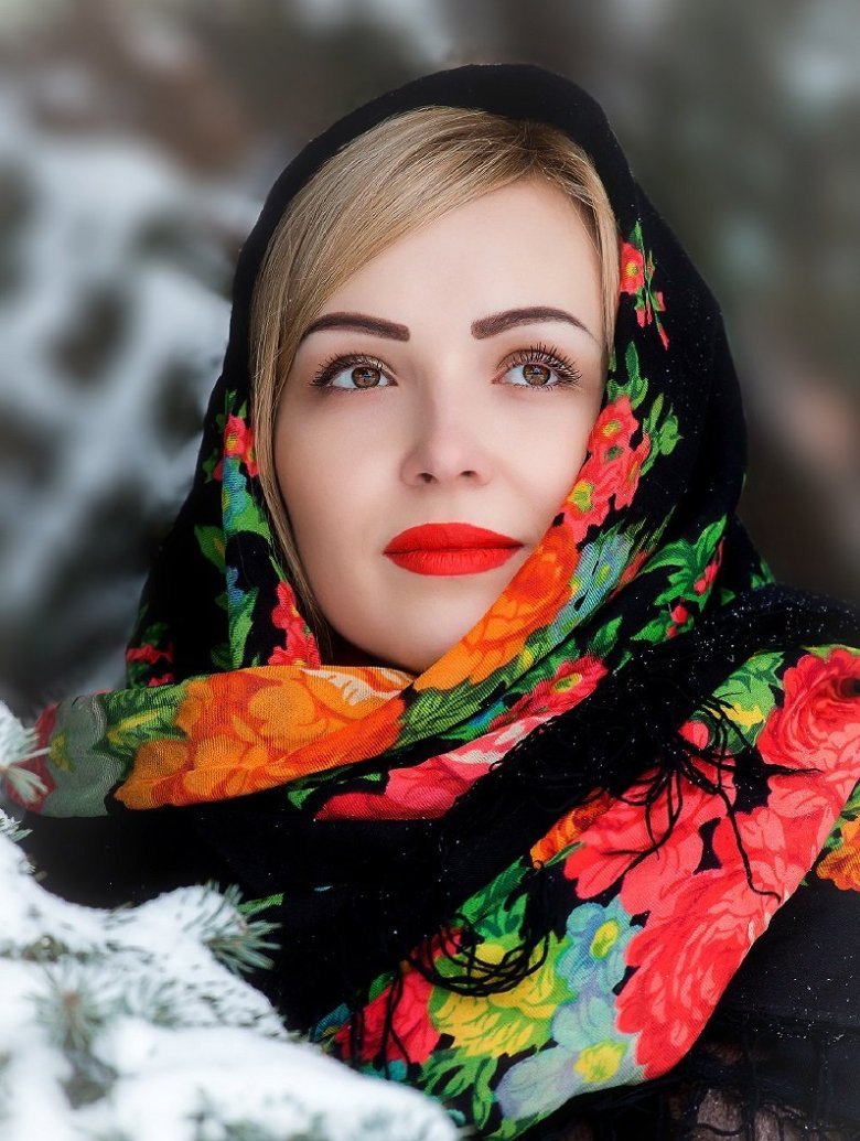 Девушка в платке