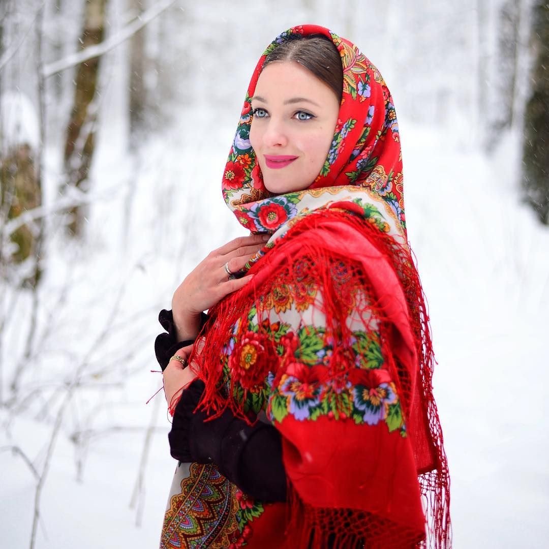 Русская красавица в черном платье и платке