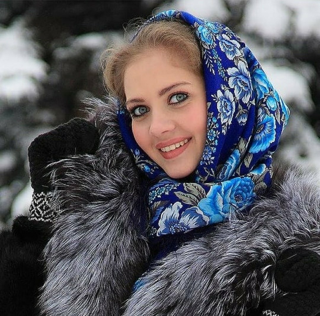 Женщина в Павловском платке