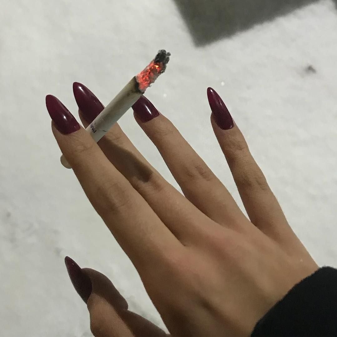 Маникюр с сигаретой в руке