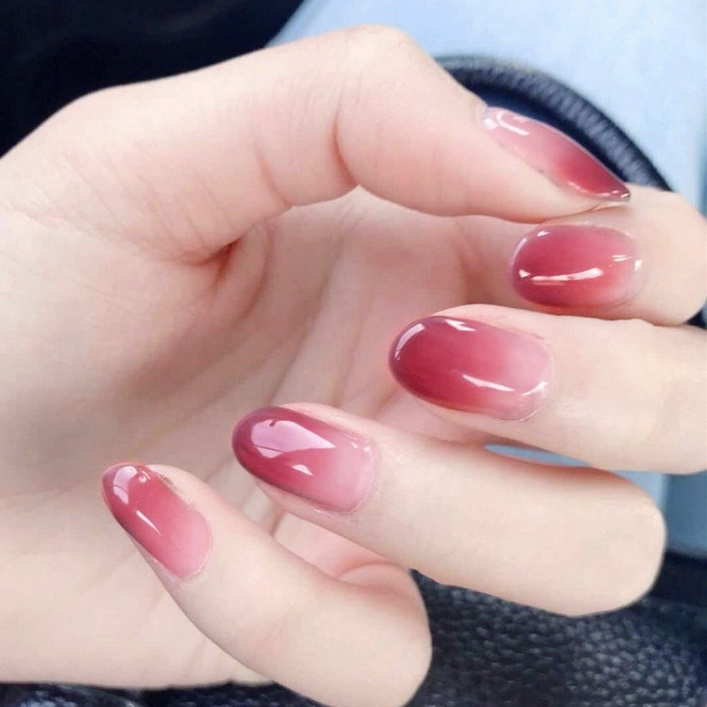 Маникюр с красными кончиками