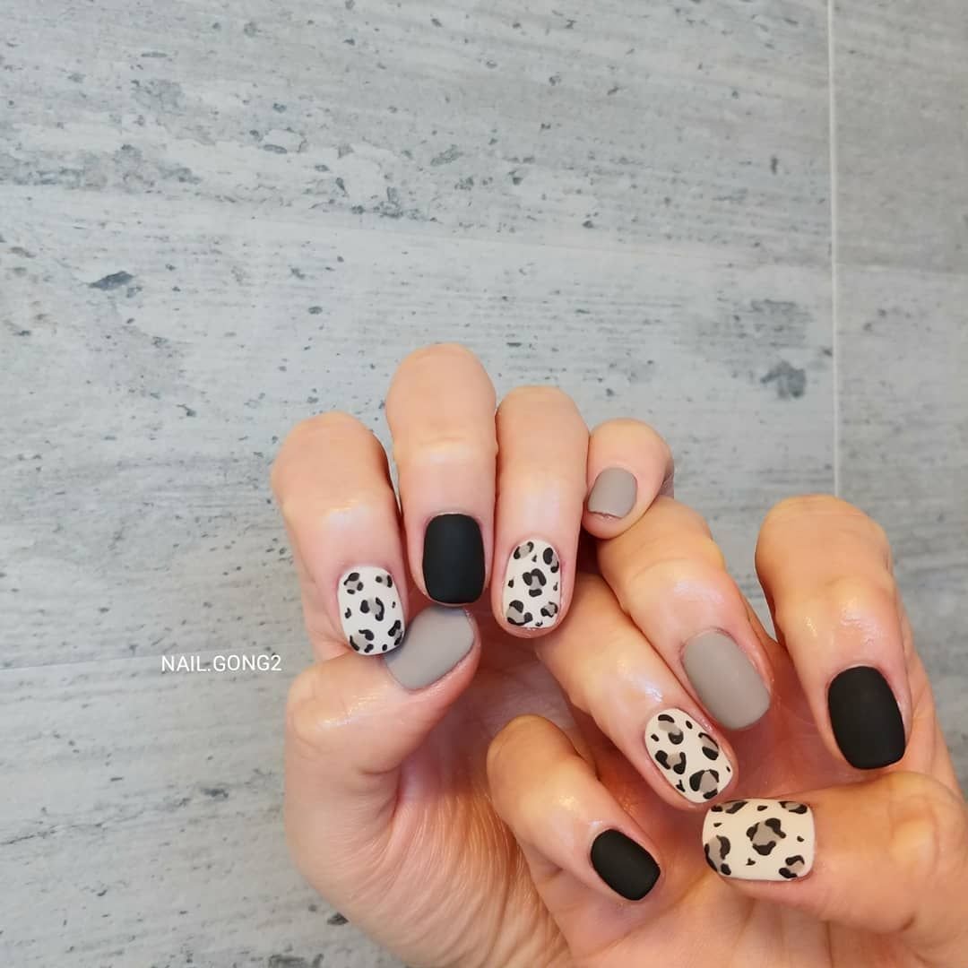 Серый леопардовый маникюр