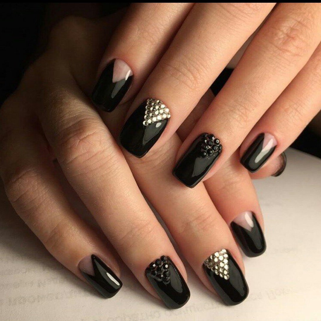 Маникюр черным гелем. Черный маникюр. Черный гель для ногтей. Дизайн черных ногтей. Нарощенные ногти черные.