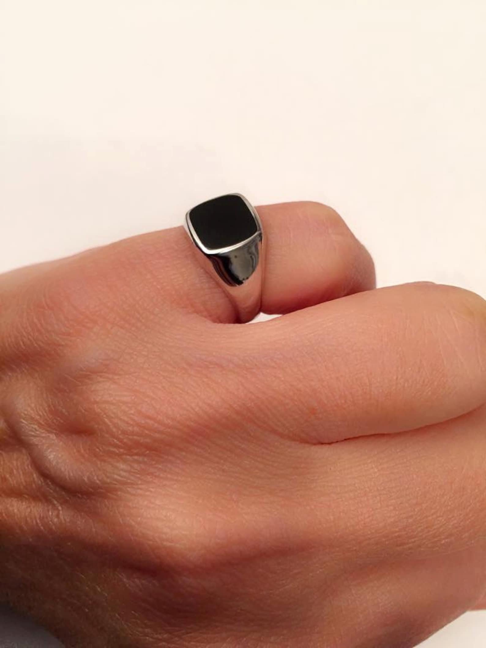 Печатка на палец мужская. Кольцо с черным ониксом в серебре. Мужское кольцо с черным ониксом. Onyx Ring. Перстень на мизинец мужской.