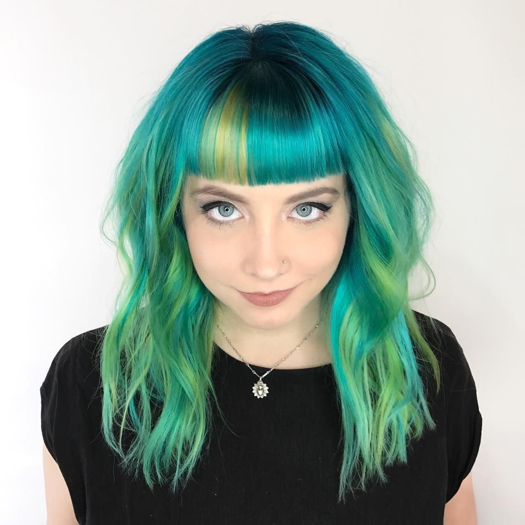 Зеленые волосы с челкой
